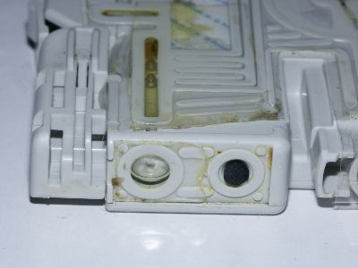 Gespülte Gelbpatrone
    In der linken Öffnung waren die Flocken zu sehen. In diesem Bild ist die rechte Öffnung mit einem Pfropfen verschlossen.
    