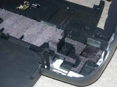 Waste ink pad
Fläche, auf die durch die Düsenreinigung verbrauchte Tinte geleitet wird.
Gut sichtbar: Die &ldquo;Krallen&rdquo;, mit denen der Filz gegen Hochrutschen gesichert wird.
