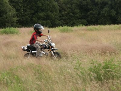 Juni 2007:
Das AC Mailand Shirt ist noch immer das Lieblingsshirt.
Pocket Bike fahren ist langweilig. Außerdem ist das Bike zu klein.
Darum habe ich eine weitere Monkey gekauft.
Arian ist inzwischen 7 Jahre alt und fährt die &ldquo;neue&rdquo; Monkey alleine.
Daß man kuppeln muß, hat er innerhalb von 15 min gelernt. Starten und Anhalten kann er .
Auf der Wiese Cross fahren ist das Größte!
