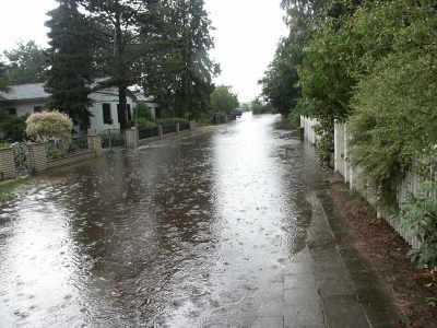 Sommer 2005
Nach einem sehr starken Gewitterregen am 15.7.05 steht die Straße unter Wasser.
Seit dem Bestehen der Straße gab es so etwas noch nicht.
