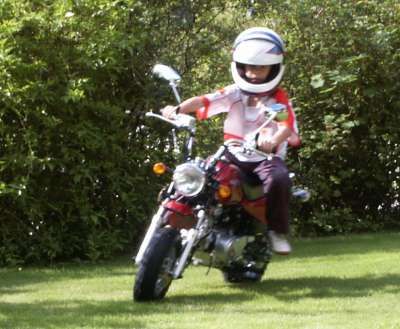 Hier übt Jöran (10) in unserem Garten Monkey fahren.
Etwas Übung hat er schon vom Dax-Fahren.
Er ist schon so sicher, daß ich nicht mehr mitfahren muß.

