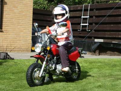 Die Monkey hat ein 4-Gang-Getriebe mit echter Kupplung.
Anfänglich ist das Anfahren noch etwas schwer, entweder
wird die Monkey abgewürgt oder es gibt einen Henkerstart&hellip;
Nach 10 Versuchen klappt das Anfahren aber schon ganz gut.
