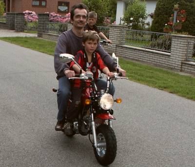 Auch Arian (6) will mal fahren.
Gasgeben ist nicht schwer und das Fahren macht einen
Riesenspaß.
Damit aber nichts schief läuft, fahre ich mit
