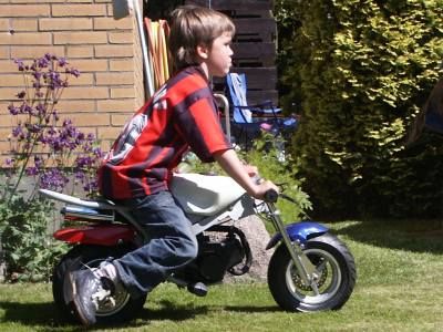 Inzwischen fährt Arian auch alleine.
Seit dem 9.6.06 übt er auf einem Pocket-bike.
Es ist sehr einfach zu fahren, weil es eine
Automatikkupplung hat und nur einen Gang.
Das Teil ist sehr laut und räuchert wie blöd, was
allerdings kein Wunder ist, da es einen Zweitaktmotor
hat.
