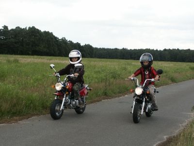 Nun geht&rsquo;s nach Hause.
Jöran schaltet in Nu bis in den 4. Gang,
Arian wird es noch lernen müssen.
Wichtig ist erstmal, daß er anfahren, bremsen und anhalten kann.
